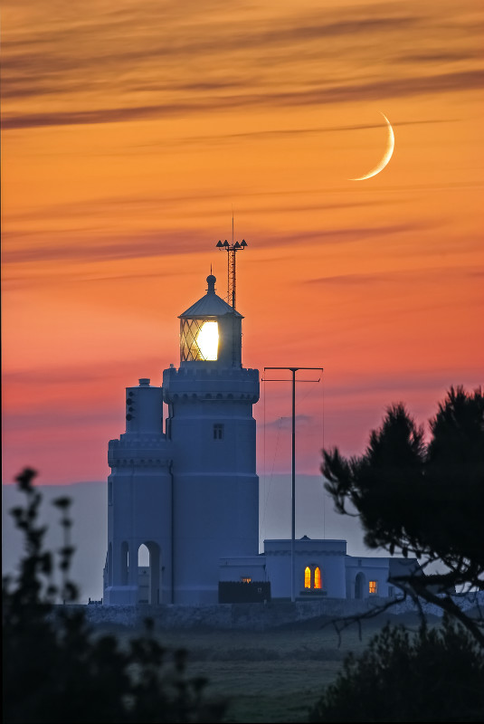 z1226 St Catherines Lighthouse at Dusk - Ventnor to St Catherine's inc Bonchurch, Whitwell & the Undercliff