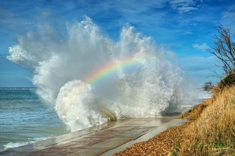 z3297 Rainbow Wave Totland Bay 2 - Freshwater Bay to Colwell Bay inc the Needles