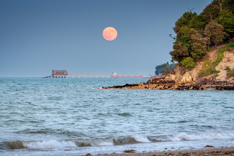 z4180 The Strawberry Moon rising over Bembridge - Seaview to Bembridge, Whitecliff Bay and Brading