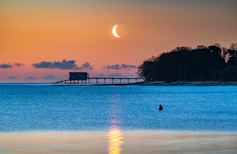 z3759 Moonrise over Bembridge - Seaview to Bembridge, Whitecliff Bay and Brading