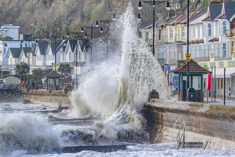 z4223 Storm Swells, Shanklin Beach - Sandown, Shanklin, Luccombe and Wroxall