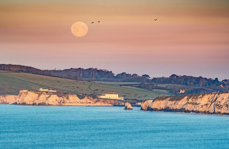 z3747 Setting Moon over Freshwater Bay - Freshwater Bay to Colwell Bay inc the Needles
