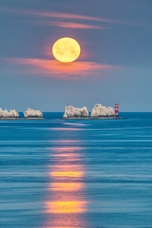 z4063 Stawberry Supermoon over the Needles - Freshwater Bay to Colwell Bay inc the Needles