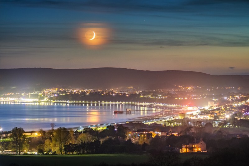 z3943 Moonset over Sandown Bay - Sandown, Shanklin, Luccombe and Wroxall
