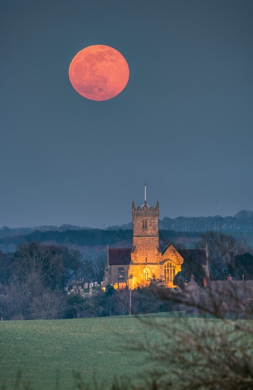 z3748 Moonrise over Godshill - The Inner Island inc Newport & Godshill