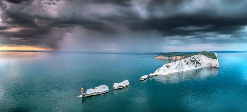 z4271 Solent Storm overlooking the Needles - Freshwater Bay to Colwell Bay inc the Needles