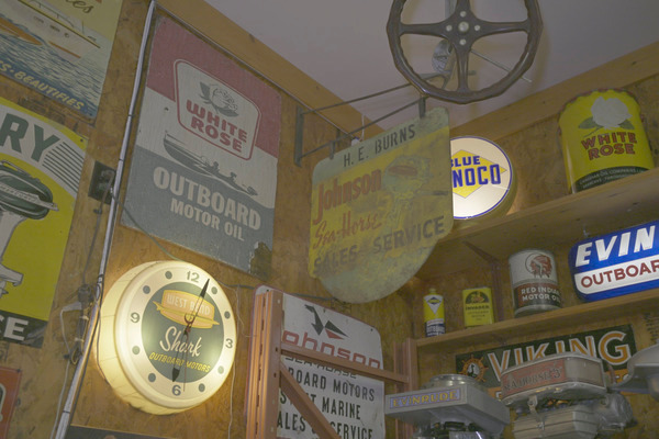 DUV_1549 - Signs and Logos