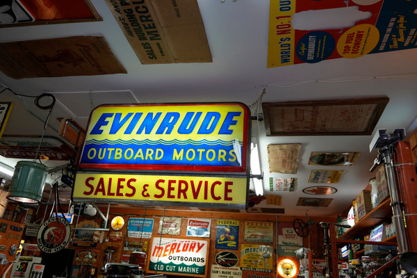 _DUV4389 - Signs and Logos