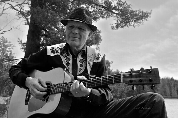 NeilGuitar25-7BW - Neil Hutchinson