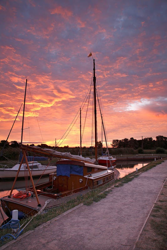 <center>Horsey Sunrise</center> - <font color=yellow>Norfolk</font>