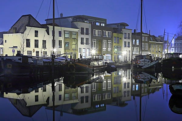 <center>Old Ships on the Galgewater</center><p> - <font color=yellow>Holland</font>