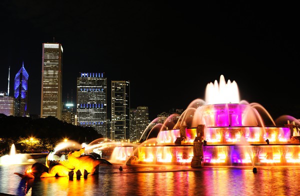 Buckingham Fountain at Night in black - Architecture and Night Skyline