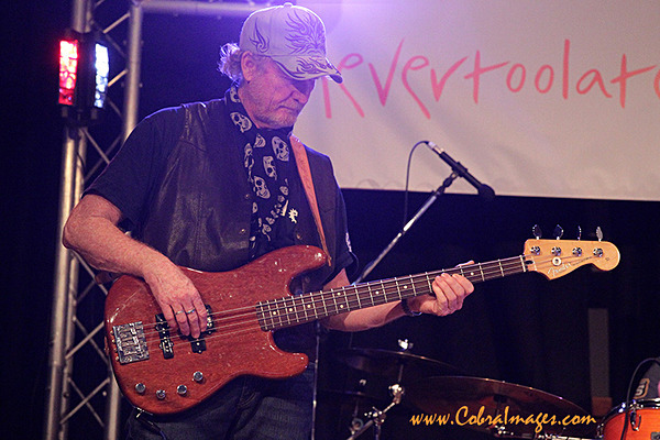 AF0I0091 - Never Too Late and Los Habituales