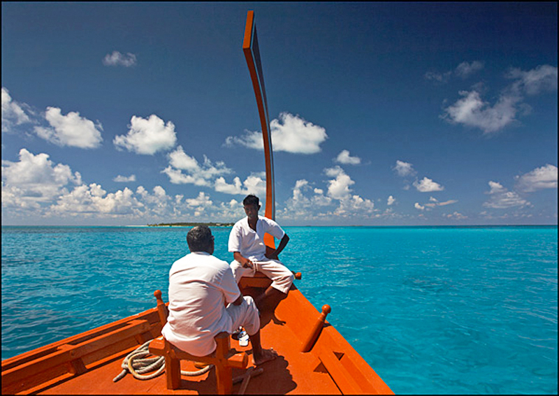 Dhoni sailing to Mandhoo Island - The Maldives