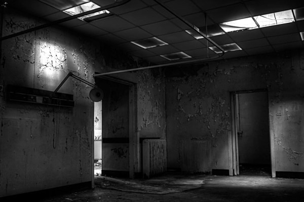 Cambridge Military Hospital urbex urban exploration cmh bleeding doors military hospital