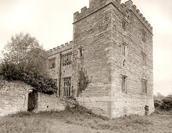 PENCOED CASTLE, Llanmartin, Gwent 2009 - GWENT/MONMOUTHSHIRE