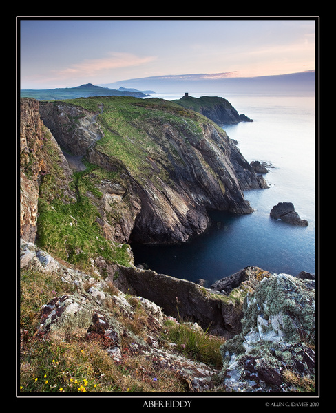 Arfordir Sir Benfro / Pembrokeshire Coastline - O Gwmpas Cymru / Around Wales