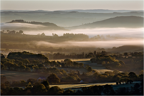 Glyn Tarell Dawn - Bannau Brycheiniog / Brecon Beacons
