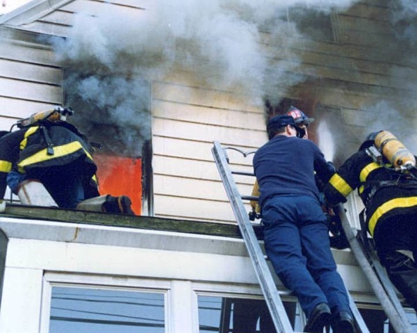 Top floor Lights Up on L83 - FDNY in action