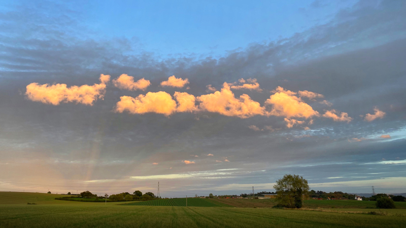 Anti-crepuscular Rays - Whilst Out and About ...