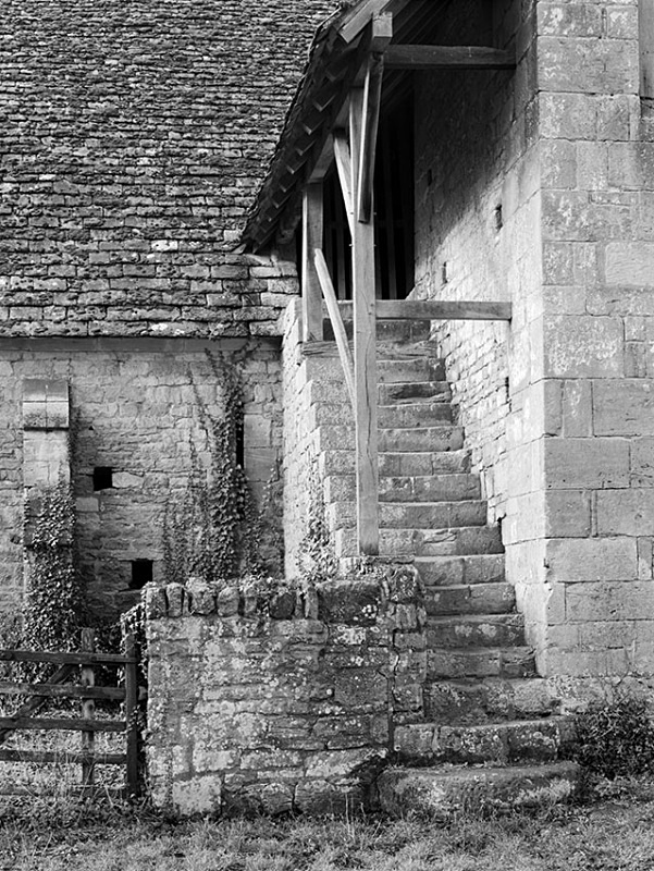 1380 - Bredon Tythe Barn - Steps to the Reeves Room 3 - Barns & Buildings