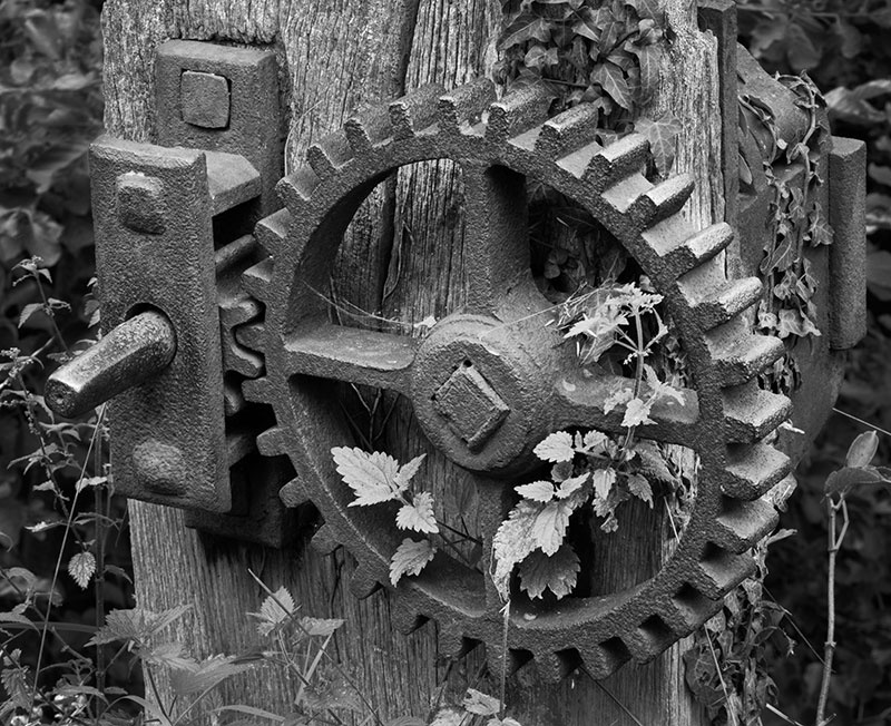 2194 - Disused Lock Winch - The Cotswold Way - 2009