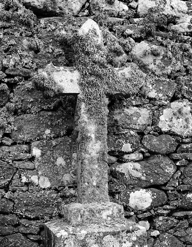 0830 - Lichened Cross - Hebrides & Skye - 2004