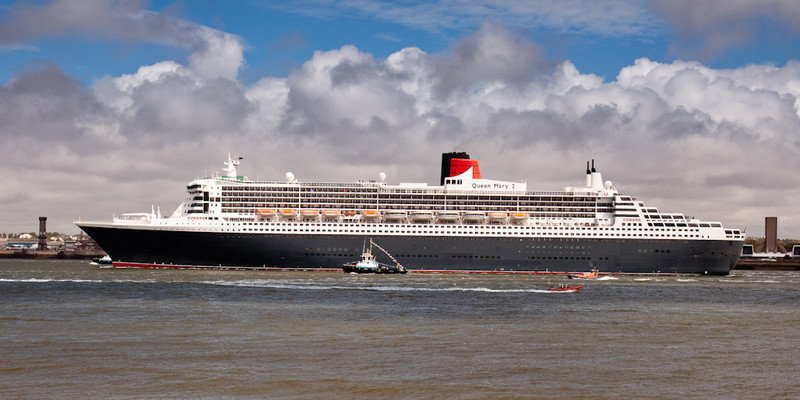 CUNARD QUEEN MARY 2 ON RIVER MERSEY - Cunard Queens