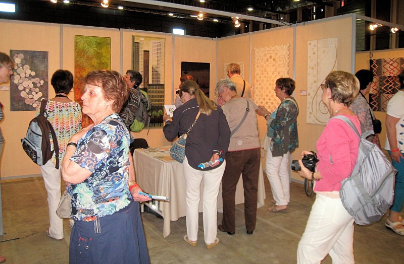 Visitors taking photos of my quilts - Quilt en Sud